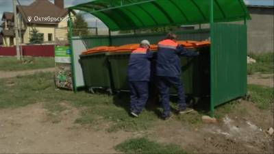 В Октябрьском установили новые контейнеры для сбора мусора