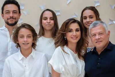Королева Рания поделилась новым семейным снимком в честь своего 50-летия