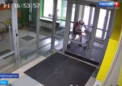 Мать жестоко избила маленького сына из-за планшета в Казани