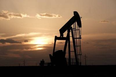 Цены на нефть растут за счет дешевеющего доллара