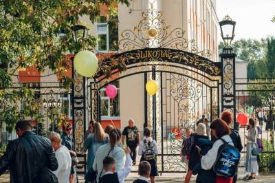 Как бизнесмен Симановский превращает родную школу в «золотой дворец». Фоторепортаж