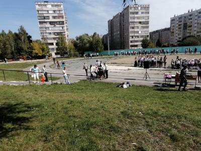 В Челябинске двум детям стало плохо во время школьной линейки