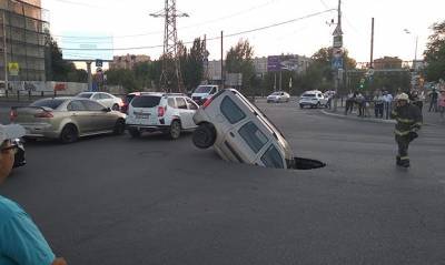 Глава Астраханской области извинился перед водителем, чья машина провалилась в яму на дороге