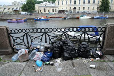 В 2020 году с берегов петербургских водоемов вывезли почти 800 мешков с мусором