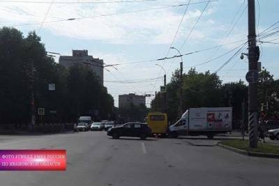 В Иванове, в аварии с участием автобуса, один из водителей повредил позвоночник