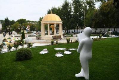 У школы-дворца в Екатеринбурге появился «золотой» двор