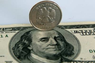 Эксперт спрогнозировал, что доллар не упадет ниже 72 рублей