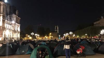 Во дворе мэрии Парижа сотня семей мигрантов устроила палаточный лагерь