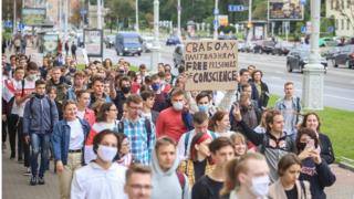 Протесты в Беларуси: студенты устроили шествие, начались задержания