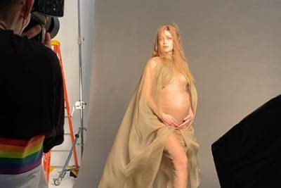 Появились новые кадры со съемки беременной Джиджи Хадид в прозрачной одежде