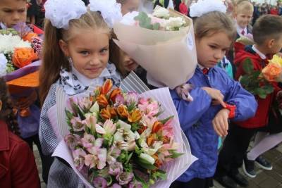 Соцдистанция и первый звонок: в школах Пскова прошли праздничные линейки
