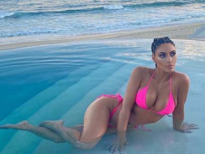 Ким Кардашьян показала идеальную фигуру «песочные часы» в розовом купальнике