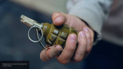 Полицейский нашел похожий на гранату предмет около школы в Мурино
