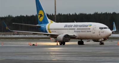 Пассажирка рейса Анталия-Киев после посадки вышла на прогулку по крылу самолета