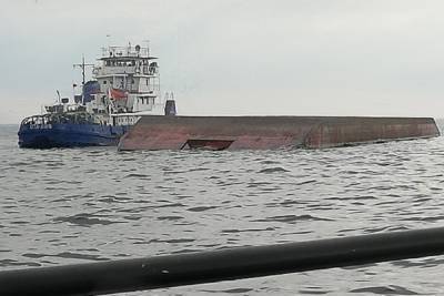Озвучена версия затопления баржи на Рыбинском водохранилище.