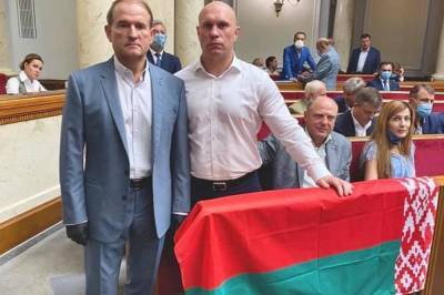 Нардепы от "Оппозиционной платформы - За жизнь" вывесили в Раде государственный флаг Беларуси