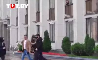 В Минске ОМОН задержал преподавателя БГУ, который заступился за студентов — видео