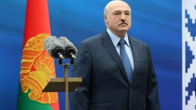 Лукашенко обвинил в протестах в Беларуси "айфоны и телефоны"