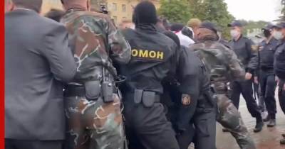 В Белоруссии ОМОН задержал протестующих студентов