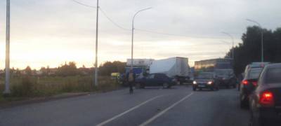 Четыре автомобиля столкнулись на въезде в Петрозаводск