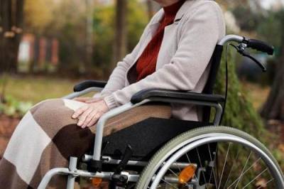 Женщина-инвалид в Саках упала с инвалидной коляски, съезжая с бордюра, опрокинулась, и ударилась головой об асфальт