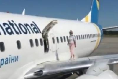 Вышла прогуляться: В "Борисполе" пассажирка решила пройтись по крылу самолета