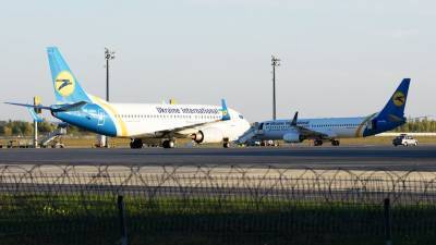В киевском аэропорту женщина «прогулялась» по крылу самолета