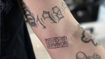 Татуировщик делает бесплатные наколки излечившимся от коронавируса