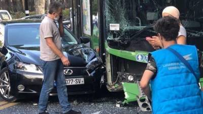 На проспекте Чавчавадзе в Тбилиси столкнулись автомобиль и автобус.ФОТО