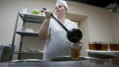 На горячее питание в школах Петербурга выделят свыше 1 млрд рублей