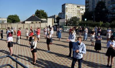 День знаний в Лисичанске: сколько "первоклашек" сели за парты (фото)