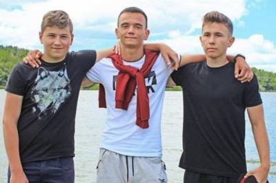 Зеленский наградил троих винницких подростков за спасение тонувшей женщины