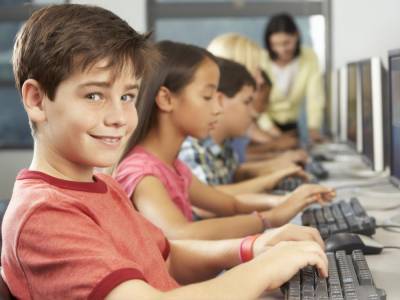 Более 2 тыс. украинских школ не подключены к качественному интернету – Минцифры