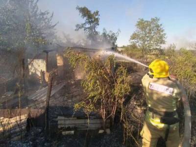 Под Днепром сгорело два гектара сухой травы, пламя перекинулось на жилые дома