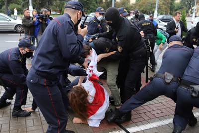 Женщины защитили мужчин от задержания на акции протеста в Минске