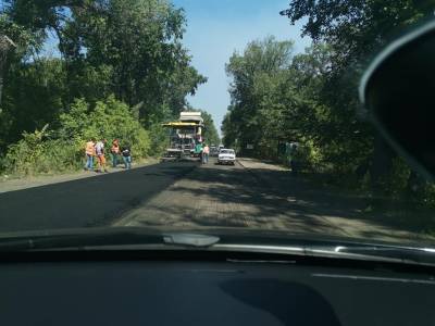 Между Лисичанском и Северодонецком ремонтируют дорогу: движение транспорта затруднено
