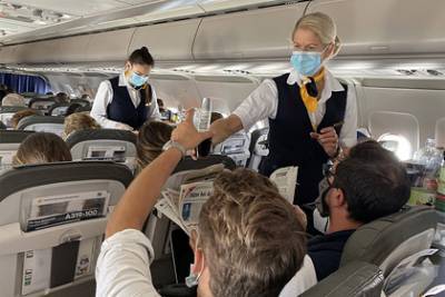 Пассажиры пренебрегли масками в самолете и массово заразились коронавирусом