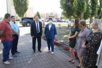 Павел Путилин поздравил учеников и педагогов в Добринском районе