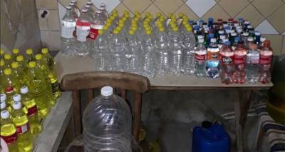 200 литров "смертоносной водки" обнаружены в доме подозреваемого - видео