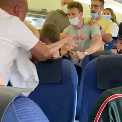 Пассажиры самолета, летевшего из Греции в Великобританию, массово заболели коронавирусом