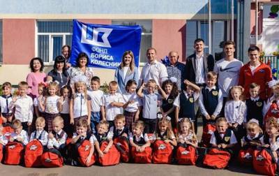 День знаний на Донбассе: первые уроки, торжества и подарки от хоккеистов