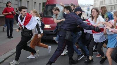 В сети появилось видео прорыва милицейского оцепления протестующими в Минске студентами