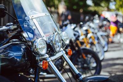 В Воронежской области пьяный водитель УАЗа разбил мотоциклы байкерского клуба