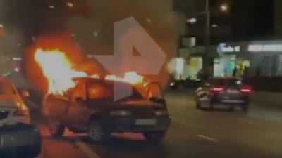 После ДТП в центре Москвы сгорел автомобиль
