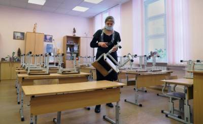За парты сели не все: В Украине начали выявлять COVID-19 у учителей и учеников
