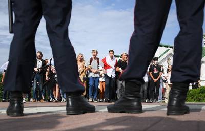 Протестующие прорвали оцепление милиции в Минске