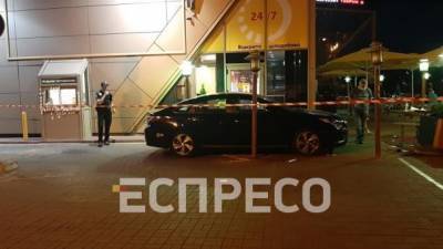 В Киеве автомобиль вылетел на летнюю террасу McDonald&#39;s, два человека госпитализированы