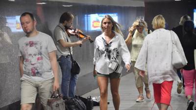 В метро Москвы возобновили выступления музыкантов
