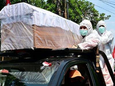 На улицах Джакарты устроили парад пустых гробов, чтобы напомнить жителям об опасности коронавируса