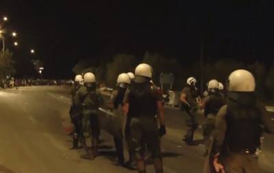 Пожар в лагере для мигрантов в Греции: полиция остановила толпу слезоточивым газом
